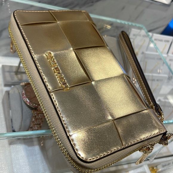 Michael Kors Large Metallic Smartphone Wristlet Wallet 
Pale Gold 
NWT - Picture 7 of 16